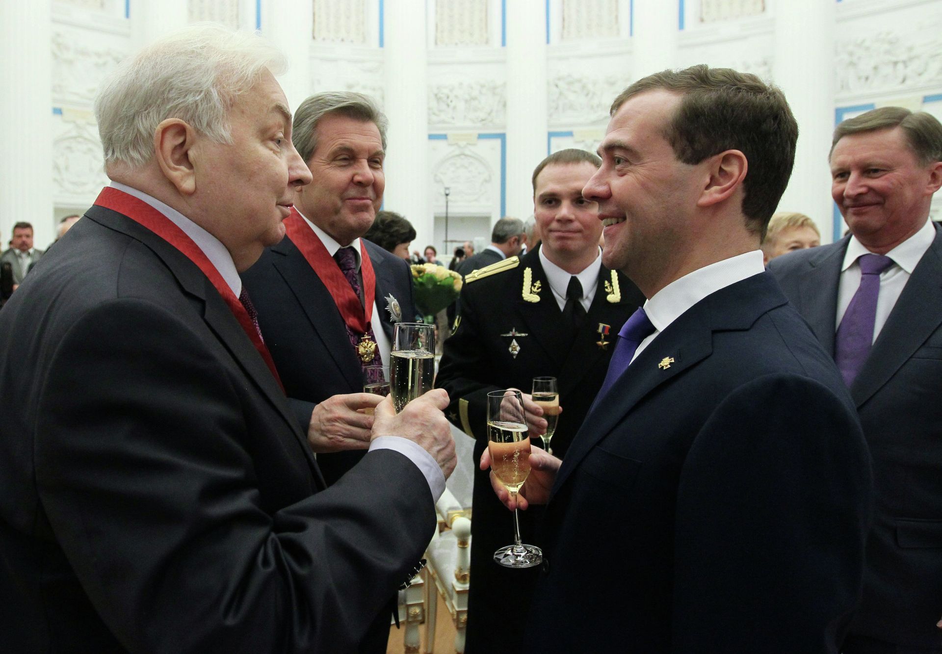 Президент РФ Дмитрий Медведев и артист Московского академического театра сатиры Михаил Державин - РИА Новости, 1920, 18.06.2025