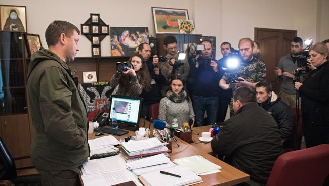 Глава ДНР А.Захарченко передал родителям украинского солдата Глава ДНР А.Захарченко передал родителям украинского солдата