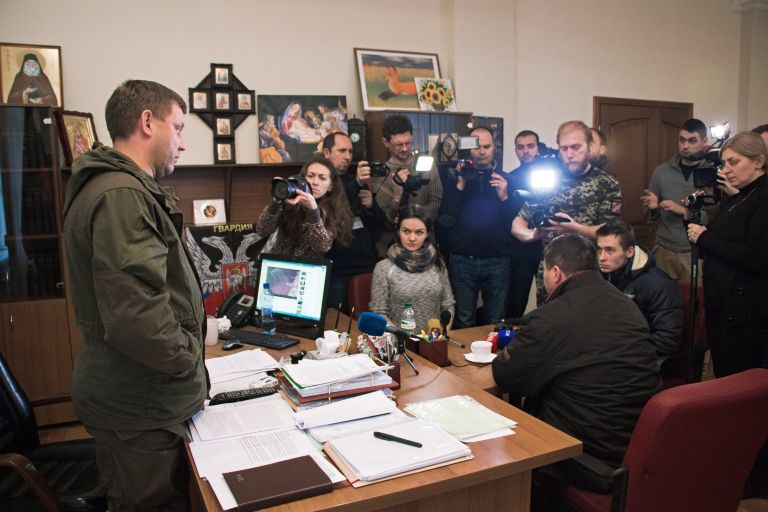 Глава ДНР А.Захарченко передал родителям украинского солдата Глава ДНР А.Захарченко передал родителям украинского солдата