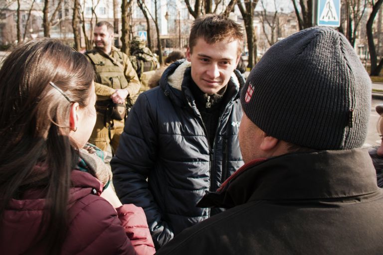 Глава ДНР А.Захарченко передал родителям украинского солдата Глава ДНР А.Захарченко передал родителям украинского солдата