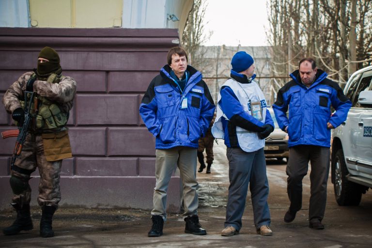 Глава ДНР А.Захарченко передал родителям украинского солдата Глава ДНР А.Захарченко передал родителям украинского солдата