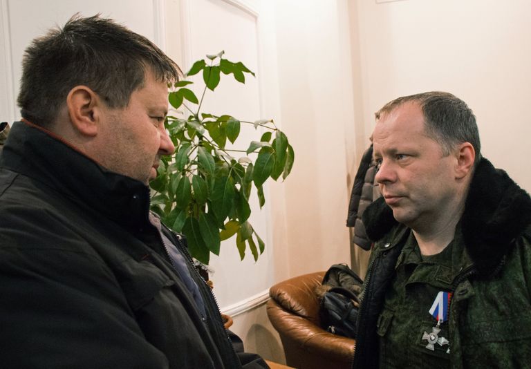 Глава ДНР А.Захарченко передал родителям украинского солдата Глава ДНР А.Захарченко передал родителям украинского солдата