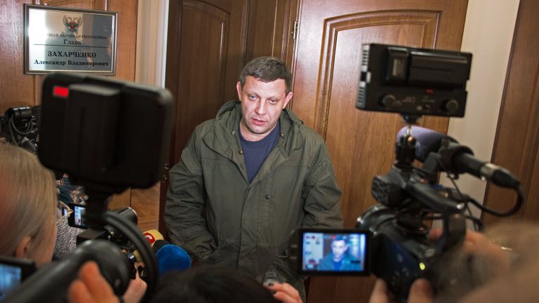 Глава ДНР А.Захарченко передал родителям украинского солдата Глава ДНР А.Захарченко передал родителям украинского солдата