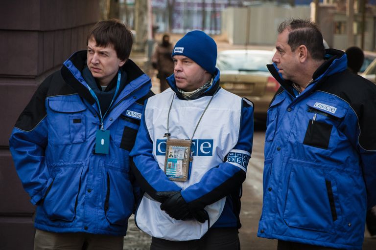 Глава ДНР А.Захарченко передал родителям украинского солдата Глава ДНР А.Захарченко передал родителям украинского солдата