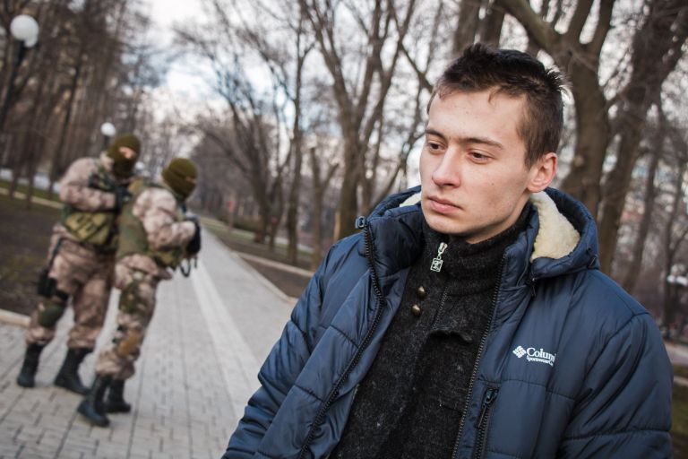 Глава ДНР А.Захарченко передал родителям украинского солдата Глава ДНР А.Захарченко передал родителям украинского солдата