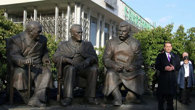 Памятник большой тройки Ялтинской конференции 1945 года Памятник большой тройки Ялтинской конференции 1945 года