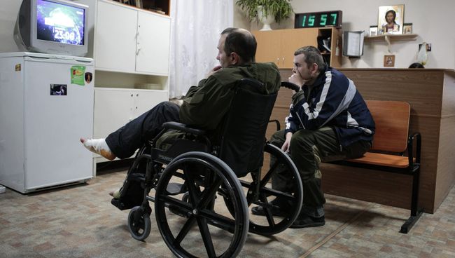 Ополченцы ДНР смотрят телевизор в холле первого военного госпиталя Донецка Ополченцы ДНР смотрят телевизор в холле первого военного госпиталя Донецка