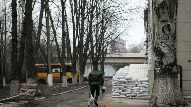 Ополченец ДНР на территории первого военного госпиталя Донецка. Архивное фото Ополченец ДНР на территории первого военного госпиталя Донецка. Архивное фото