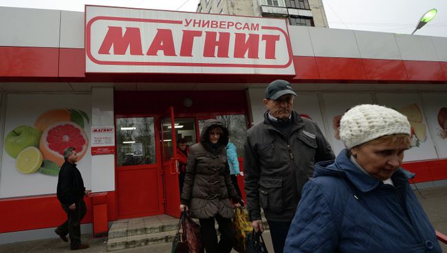 Покупатели у одного из магазинов сети Магнит. Архивное фото