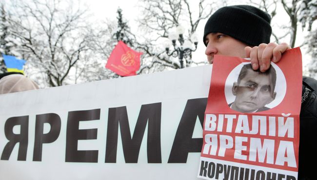 Участники митинга в поддержку депутатов, которые подписали петицию об отставке генерального прокурора Украины Виталия Яремы, возле Верховной рады Украины Участники митинга в поддержку депутатов, которые подписали петицию об отставке генерального прокурора Украины Виталия Яремы, возле Верховной рады Украины