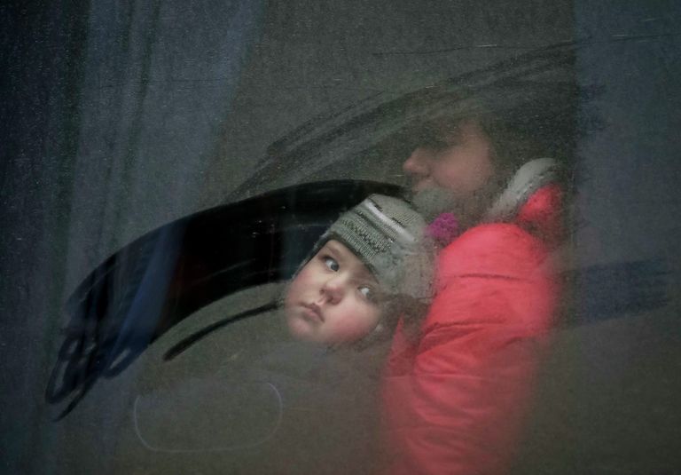 Женщина с ребеноком в автобусе перед отъездом из Дебальцево Женщина с ребеноком в автобусе перед отъездом из Дебальцево