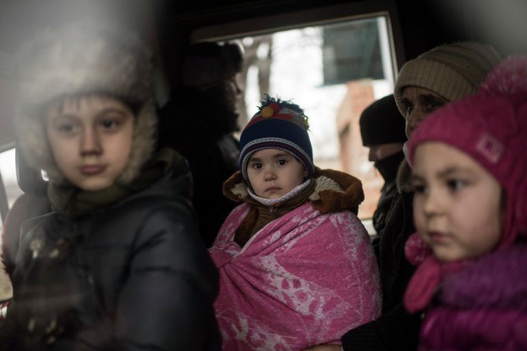 Дети в автобусе, во время эвакуации жителей Артёмовска Дети в автобусе, во время эвакуации жителей Артёмовска