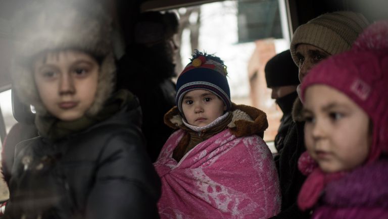 Дети в автобусе, во время эвакуации жителей Артёмовска Дети в автобусе, во время эвакуации жителей Артёмовска