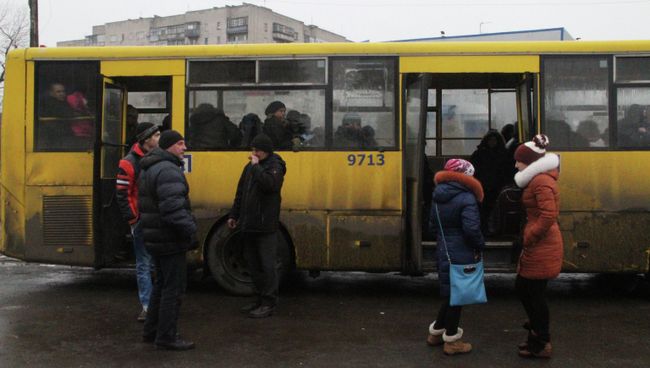 Эвакуация мирных жителей из зоны боевых действий на Украине. Архивное фото Эвакуация мирных жителей из зоны боевых действий на Украине. Архивное фото