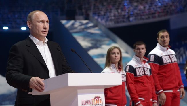 Президент России Владимир Путин выступает перед началом ледового шоу Сочи. Город после Игр во Дворце зимнего спорта Айсберг в Сочи Президент России Владимир Путин выступает перед началом ледового шоу Сочи. Город после Игр во Дворце зимнего спорта Айсберг в Сочи