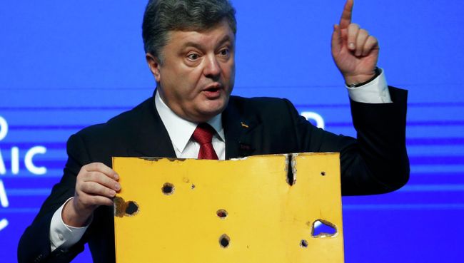 Порошенко на форуме в Давосе показал аудитории перфорированный кусок металла, заявив, что это фрагмент обшивки автобуса, расстрелянного близ Волновахи Порошенко на форуме в Давосе показал аудитории перфорированный кусок металла, заявив, что это фрагмент обшивки автобуса, расстрелянного близ Волновахи