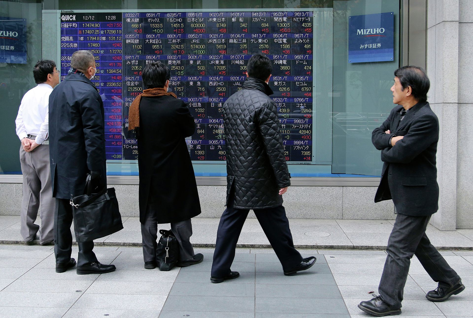 Прохожие в Токио смотрят на экран с биржевыми котировками Прохожие в Токио смотрят на экран с биржевыми котировками - РИА Новости, 1920, 09.08.2024