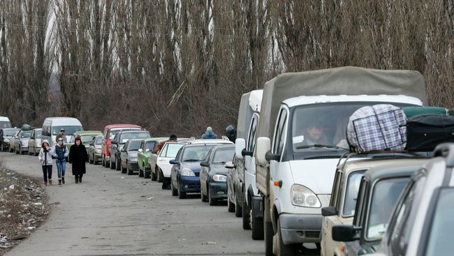 Очередь из автомобилей на выезде из Украины в Россию Очередь из автомобилей на выезде из Украины в Россию