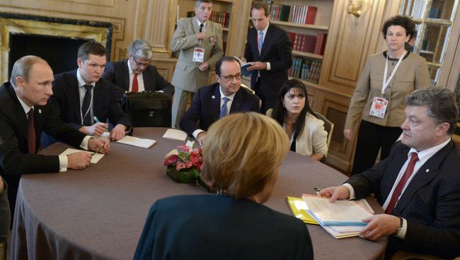 Президент РФ Владимир Путин (слева), президент Украины Петр Порошенко (справа), федеральный канцлер Германии Ангела Меркель (в центре на первом плане) и президент Франции Франсуа Олланд (в центре на втором плане). Архивное фото Президент РФ Владимир Путин (слева), президент Украины Петр Порошенко (справа), федеральный канцлер Германии Ангела Меркель (в центре на первом плане) и президент Франции Франсуа Олланд (в центре на втором плане). Архивное фото