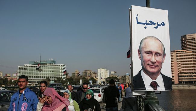 Плакат с президентом России Владимиром Путиным на улице Каира, Египет. Архивное фото