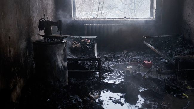 Квартира, поврежденная в результате обстрела химического завода и жилого квартала в Донецке. Архивное фото