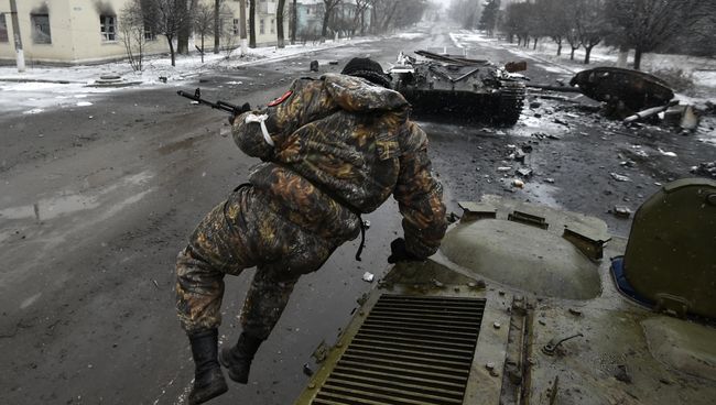 Ополченец в районе Дебальцево, архивное фото Ополченец в районе Дебальцево, архивное фото