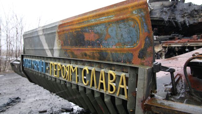 Сгоревшая украинская военная техника на дороге из Углегорска в Дебальцево