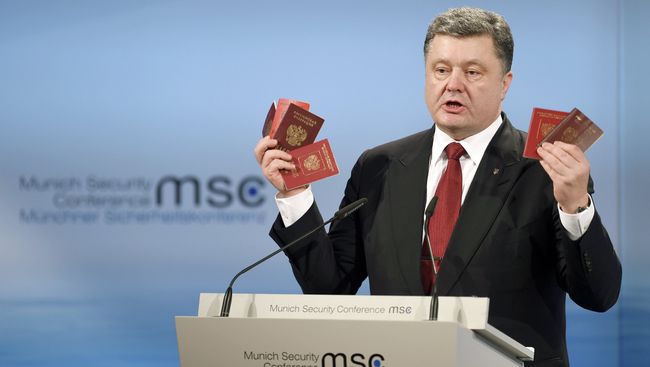Президент Украины Петр Порошенко демонстрирует на Мюнхенской конференции паспорт и военный билет, которые якобы принадлежат российским военным. Архивное фото