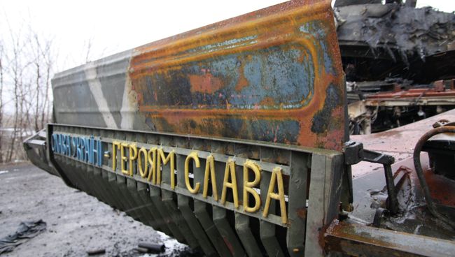 Сгоревшая украинская военная техника на дороге из Углегорска в Дебальцево. Архивное фото Сгоревшая украинская военная техника на дороге из Углегорска в Дебальцево. Архивное фото