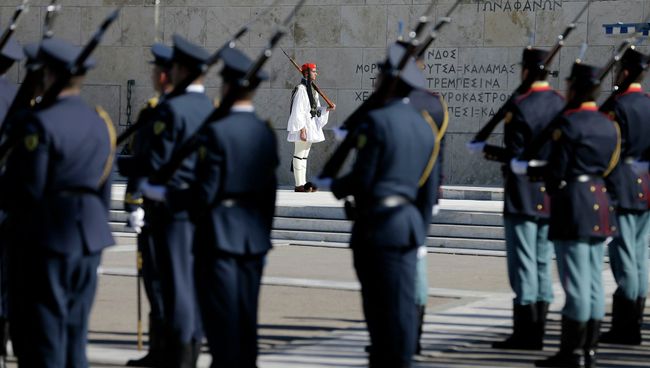 Караул президентской гвардии у могилы неизвестного солдата в Афинах, Греция. Архивное фото Караул президентской гвардии у могилы неизвестного солдата в Афинах, Греция. Архивное фото