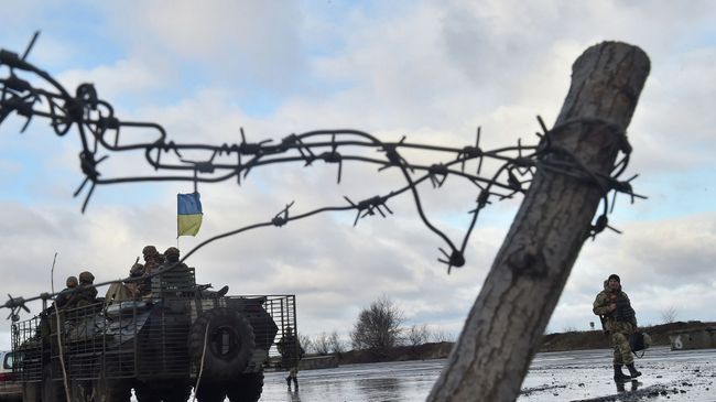 Украинские военнослужащие возле штаба операции в городе Краматорск