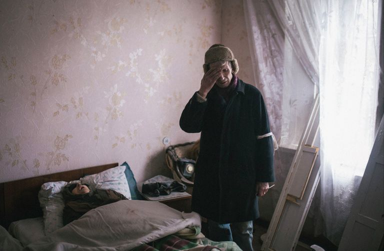 Мужчина возле тела своей жены, погибшей в результате обстрела Углегорска 10 фераля 2015 Мужчина возле тела своей жены, погибшей в результате обстрела Углегорска 10 фераля 2015