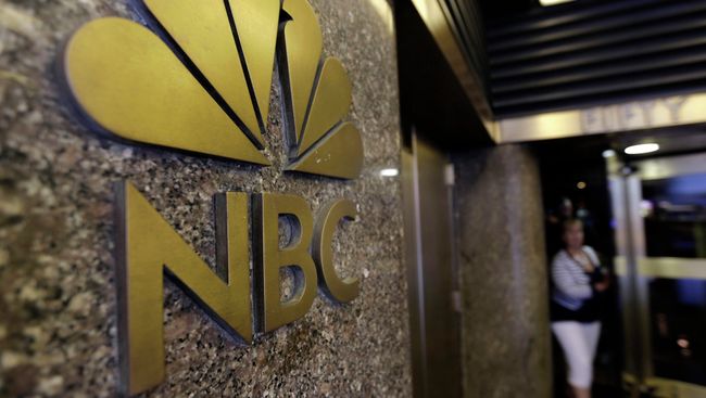 Эмблема канала NBC, Рокфеллеровский центр, Нью-Йорк. Архивное фото