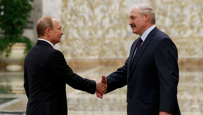 Президент России Владимир Путин и президент Белоруссии Александр Лукашенко во время встречи во Дворце независимости в Минске Президент России Владимир Путин и президент Белоруссии Александр Лукашенко во время встречи во Дворце независимости в Минске