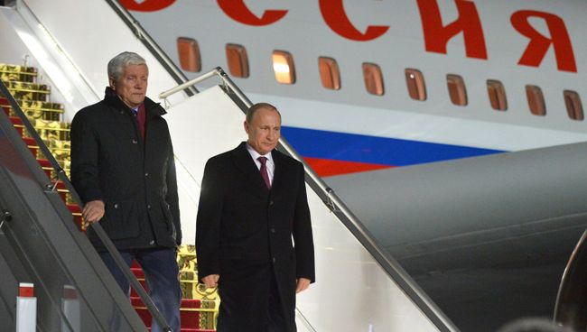 Президент России Владимир Путин (справа) в аэропорту Минска Президент России Владимир Путин (справа) в аэропорту Минска