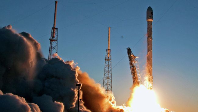 Запуск беспилотной ракеты Falcon 9 на мысе Канаверал в Кейп Канаверал, штат Флорида. 11 февраля 2015