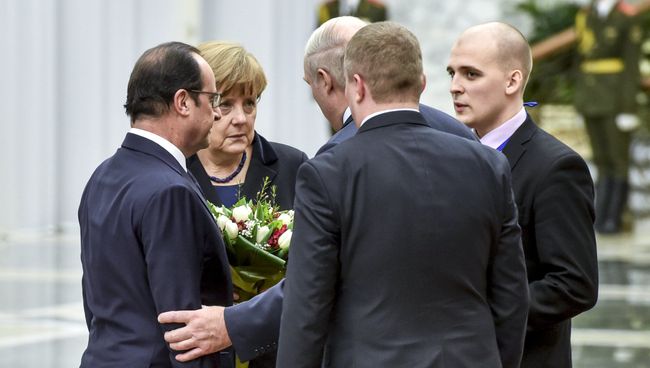 Президент Франции Франсуа Олланд, канцлер Германии Ангела Меркель и президент Белоруссии Александр Лукашенко во Дворце независимости в Минске
