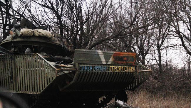Сгоревшая украинская техника по дороге из Углегорска в Дебальцево. Архивное фото Сгоревшая украинская техника по дороге из Углегорска в Дебальцево. Архивное фото