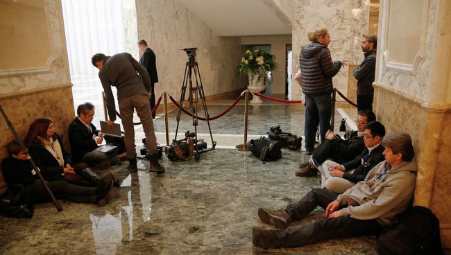 Журналисты ждут возле дверей за которыми проходят переговоры в Минске
