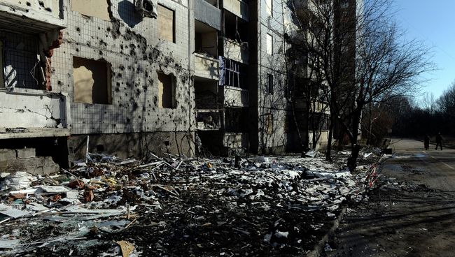 Здание подвергшееся обстрелу украинской армией в Донецке. Архивное фото