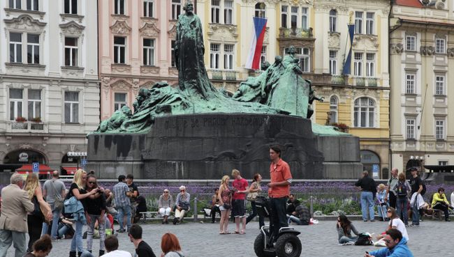 У памятника Яну Гусу на Староместской площади в Праге. Архивное фото У памятника Яну Гусу на Староместской площади в Праге. Архивное фото