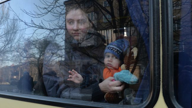 Беженцы в салоне автобуса, который отправляется из Донецка в Россию. Архивное фото