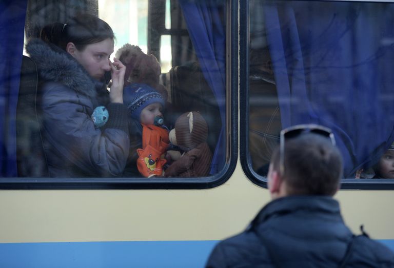 Беженцы в салоне автобуса, который отправляется из Донецка в Россию