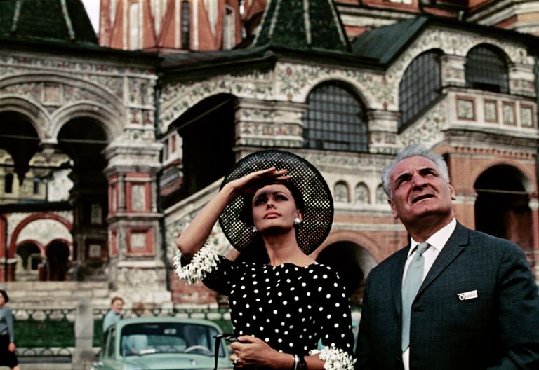 Итальянская актриса Софи Лорен и советский артист Серго Александрович Закариадзе на Красной площади в дни проведения IV Московского международного кинофестиваля Итальянская актриса Софи Лорен и советский артист Серго Александрович Закариадзе на Красной площади в дни проведения IV Московского международного кинофестиваля