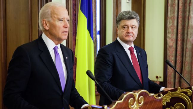 Джо Байден (слева) и президент Украины Петр Порошенко. Архивное фото Джо Байден (слева) и президент Украины Петр Порошенко. Архивное фото