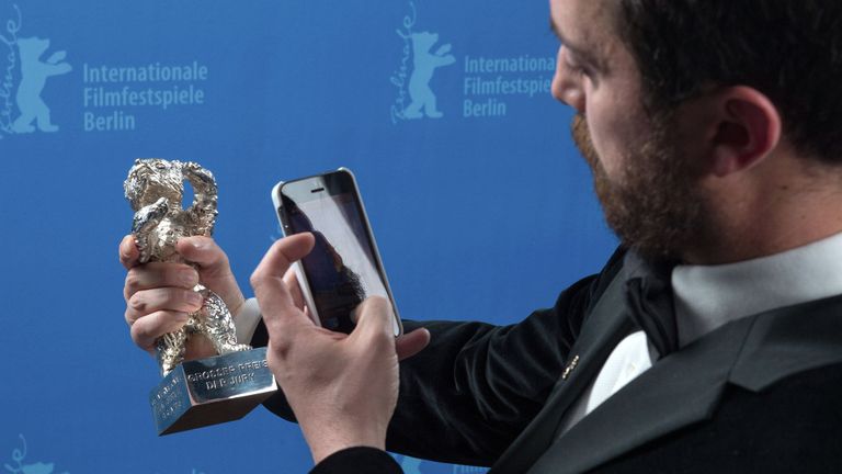 Чиллийский кинорежиссер Пабло Ларраин на церемонии закрытия 65-го Берлинского международного кинофестиваля Чиллийский кинорежиссер Пабло Ларраин на церемонии закрытия 65-го Берлинского международного кинофестиваля