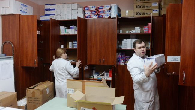 Врач 1-й городской больницы Донецка показывает лекарства, полученные с гуманитарным конвоем МЧС РФ. Архивное фото