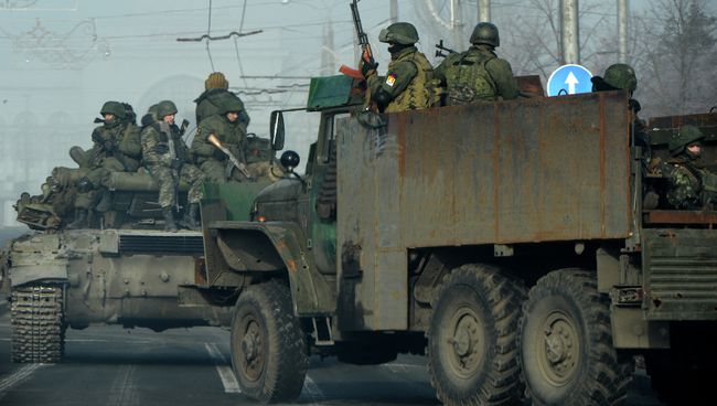 Ополченцы едут на бронетехнике по улице в Донецке, Украина. 15 февраля 2015 Ополченцы едут на бронетехнике по улице в Донецке, Украина. 15 февраля 2015