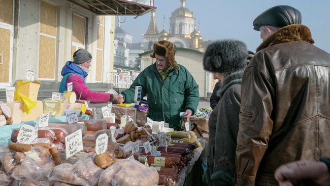 Уличная торговля в Донецке. Архивное фото Уличная торговля в Донецке. Архивное фото