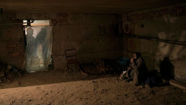 Женщина в бомбоубежище в Енакиево, Донецкая область. 14 февраля 2015 Женщина в бомбоубежище в Енакиево, Донецкая область. 14 февраля 2015